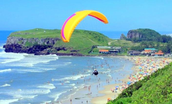 Kitnet S1 Em Torres-Rs - Na Mais Bela Praia Gaucha - Cozinha - Banheiro - Ar Condicionado - Tv E Wi-Fi - Estacionamento - Anfitria Superhost No Bnb Exterior foto